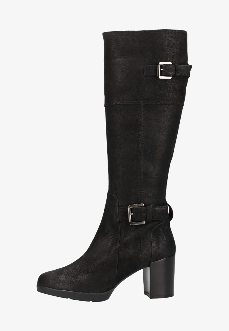 Stivale al ginocchio in suede nero con tacco largo, accentato da una fibbia laterale, texture liscia e design con punta arrotondata.
