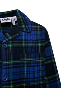 Niebieska i zielona koszula flanelowa w kratę z wywiniętym kołnierzykiem, zapięciem na guziki i kieszonką na piersi. Teksturowany materiał z kontrastującymi żółtymi liniami.