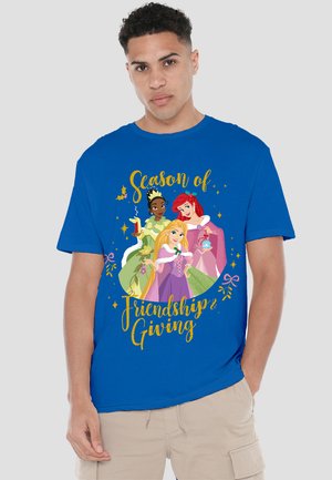 Blaues Baumwoll-T-Shirt mit einem grafischen Druck von vier Prinzessinnen-Charakteren und dem Text "Saison der Freundschaft & des Gebens" in Gold.