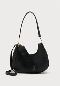 Bolso negro en forma de media luna con patrones florales en relieve y círculos con la letra "V", equipado con correas desmontables para el hombro y una correa ajustable para llevar cruzado.
