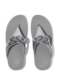 Zilveren teenslippers met een gestructureerde grijze zool, voorzien van een decoratieve band versierd met transparante kralen en een glad bovenmateriaal.