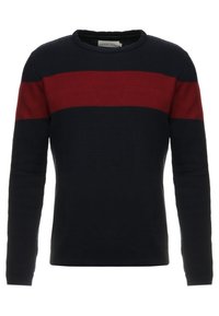Granatowy sweter dzianinowy z czerwoną poziomą paską, okrągłym dekoltem i długimi rękawami. Charakteryzuje się teksturowanym wzorem materiału.