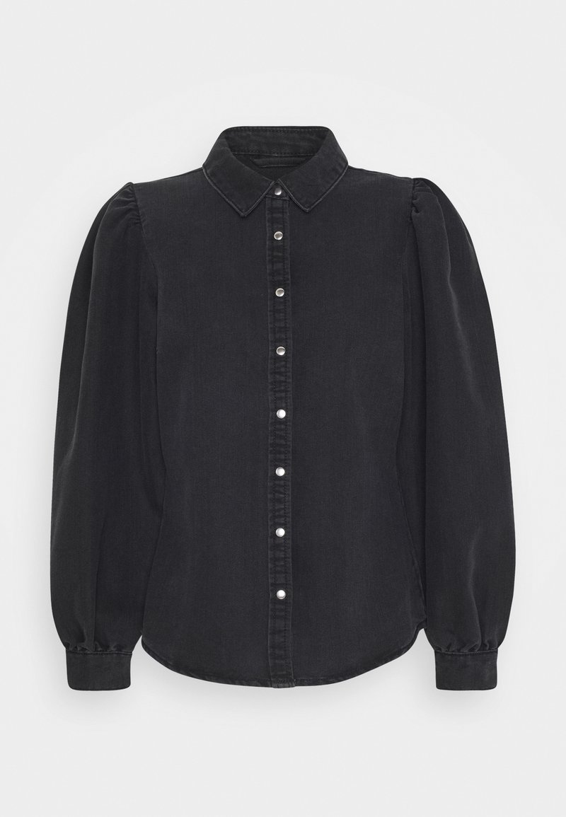 Blouse noire à manches longues avec épaules bouffantes, col pointu et boutons-pression sur le devant, présentée sur fond uni.