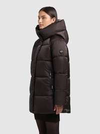 Svart puffjacka med hög krage, quiltad design och fickor med dragkedja. Har en logotyp på vänster arm.