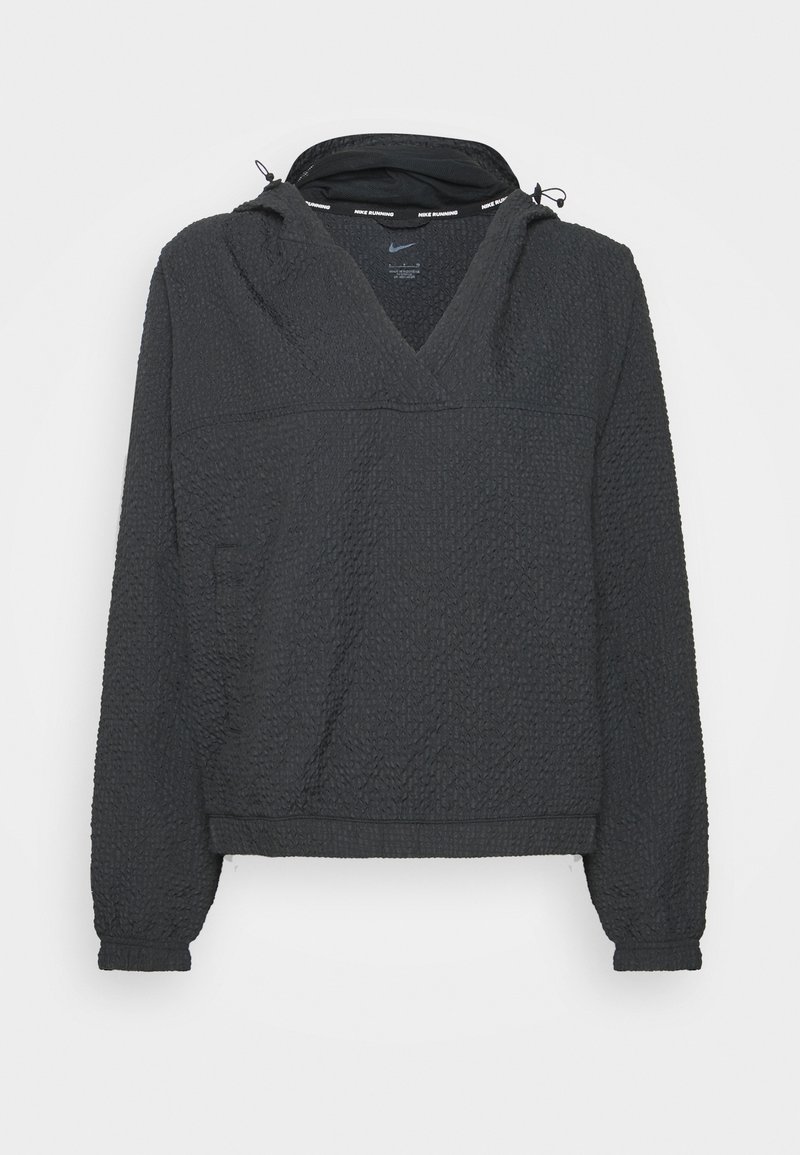 Sweat à capuche noir texturé à manches longues avec col en V, poignets élastiques et cordons ajustables sur la capuche, conçu pour la course à pied.