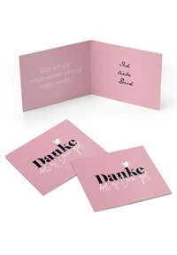 Roosa õnnitluskaart musta ja valge tekstiga. Interjöör sisaldab sõnumit saksa keeles. Esiküljel on "Danke" koos väikese südame graafikaga.