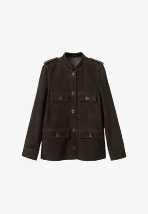 Dunkelbraune Wildlederjacke mit Stehkragen, Knopfleiste, Schulterklappen und vier mit Knöpfen verschließbaren Pattentaschen.