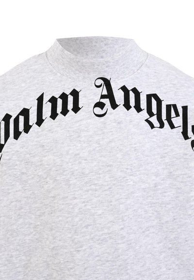 Felpa grigia con collo alto, caratterizzata dal testo audace "Palm Angels" in un carattere stilizzato sul petto. Tessuto morbido.