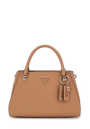 Sac à main Guess en cuir fauve avec deux poignées, plaque logo triangulaire et porte-clés embossés Guess et 1981.