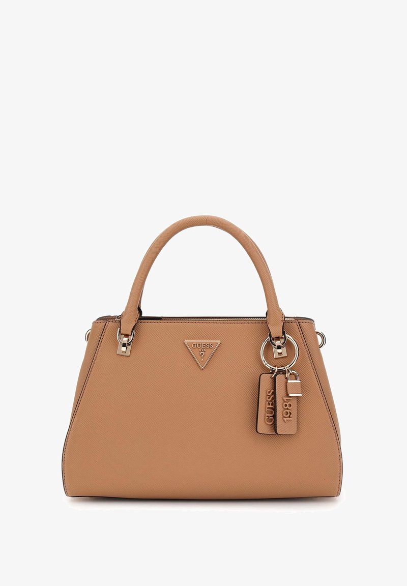 Sac à main Guess en cuir fauve avec deux poignées, plaque logo triangulaire et porte-clés embossés Guess et 1981.