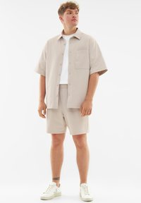 Johnny Urban MASON piaskowy