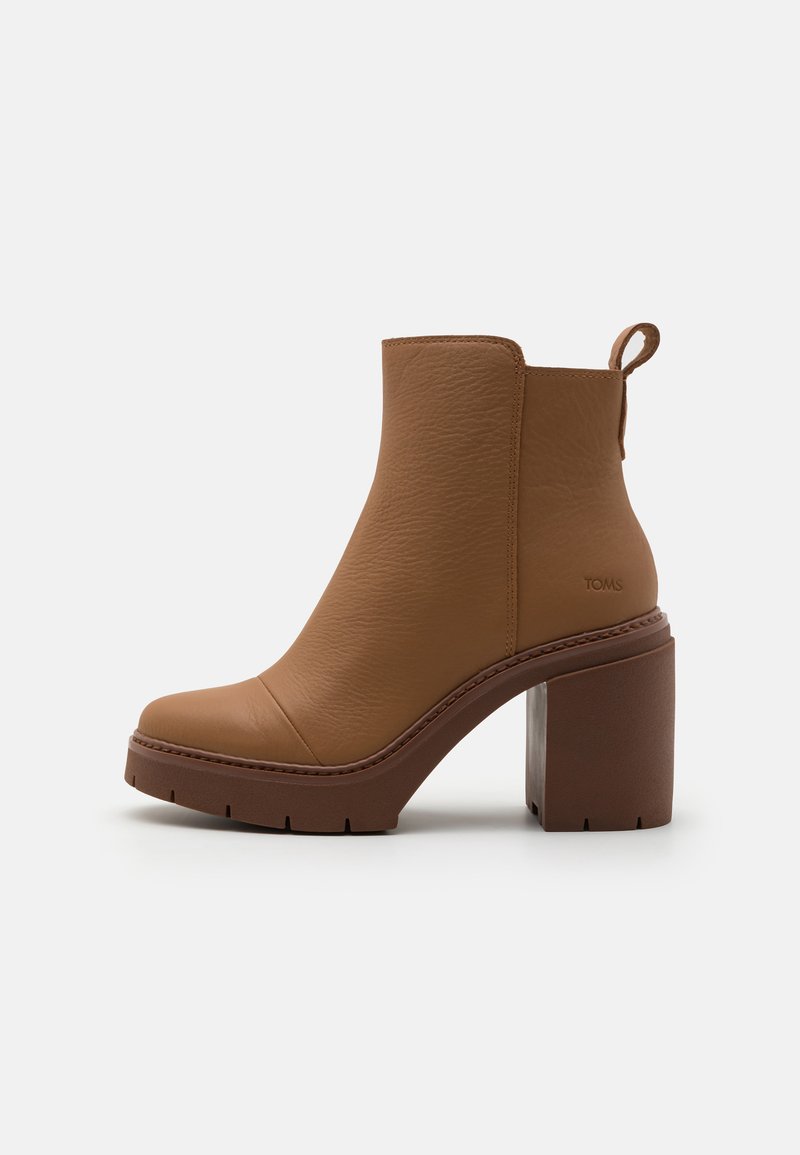 Braune Leder-Stiefelette mit abgerundeter Zehenform, strukturiertem Finish und einem klobigen braunen Plateausohlenabsatz. Verfügt über eine Zuglasche an der Rückseite.