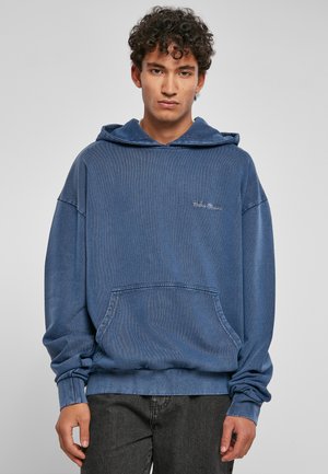 Blå, ribbestrikket sweatshirt med hette og frontlomme, med et brodert logo på brystet og elastiske mansjetter på ermene.