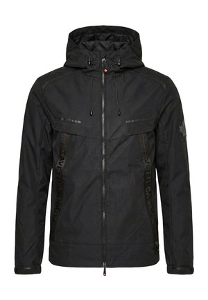 Sort hættetrøjejakke med frontlynlås, justerbare snore, sidelommer og et lille ahornbladlogo på venstre ærme.