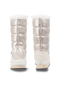 Metalliska silvriga knähöga stövlar med kviltad design, faux fur-kant och en ljus mockarands. Texturerad yta och gummisula.