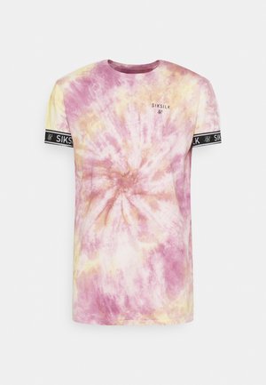 Krótki rękaw koszulka tie-dye w kolorze różowo-żółtym z logo SikSilk na piersi i czarnymi, markowymi taśmami na rękawach.
