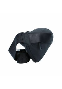 Sac à épaule en nylon noir en forme triangulaire, avec une surface texturée et une bandoulière ornée d'un logo. Fermeture zippée sur un côté.