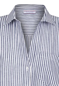 Camicia a righe con strisce verticali blu e bianche alternate, design con colletto, taschino sul petto e chiusura con bottoni.
