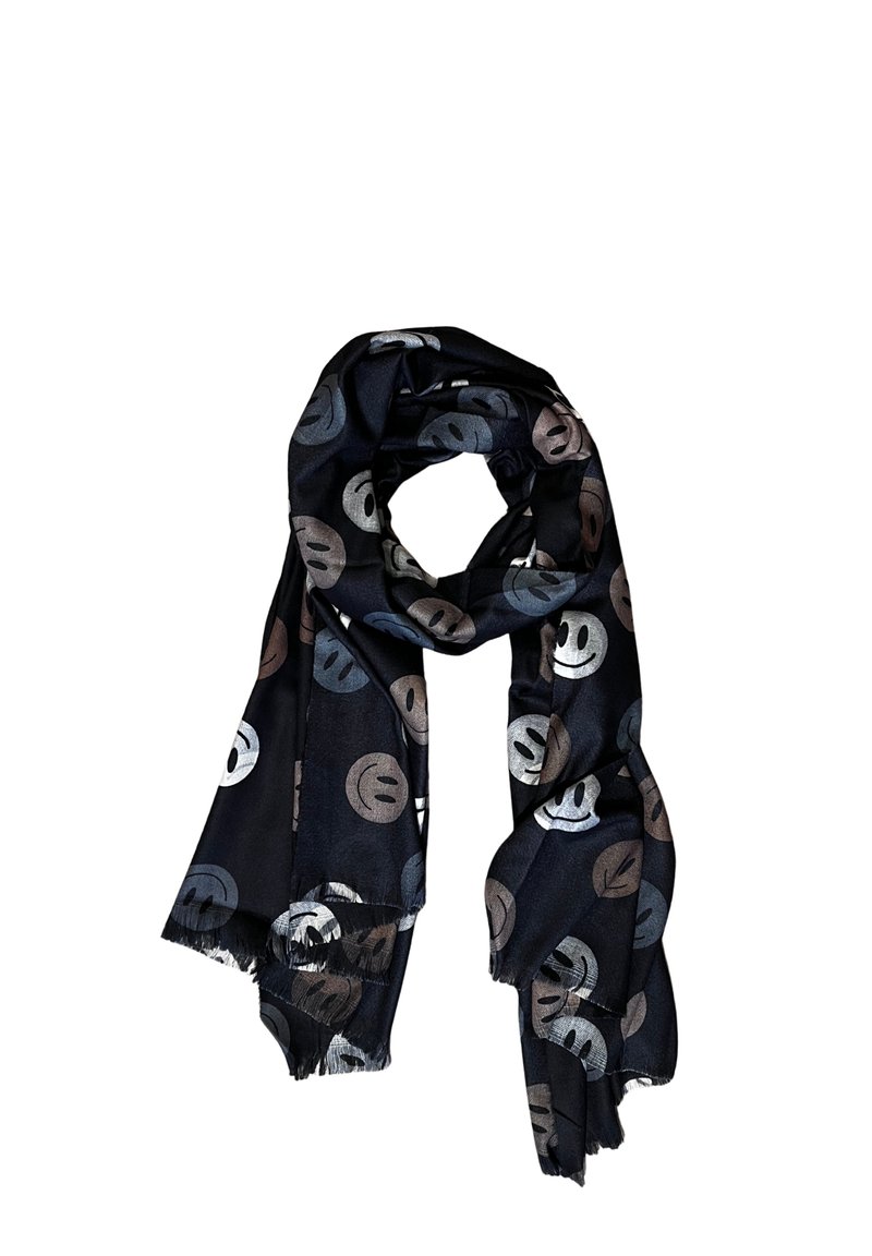 Sciarpa nera con motivi di faccine sorridenti distribuiti in tonalità di grigio, blu e marrone. Realizzata in tessuto morbido con bordi frangiati.