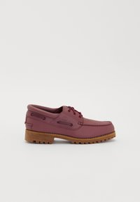 Heren burgundy leren bootshoe met vetersluiting, gevoerde kraag en robuuste bruine rubberen zool op een witte achtergrond.