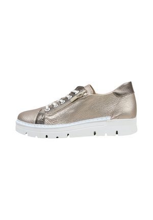 Zapatilla baja de cuero metálico dorado con cordones blancos, cremallera lateral y suela gruesa de goma blanca.
