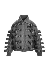 Chaqueta bomber gris con detalles de cintas de satén horizontales, cierre de cremallera en la parte delantera, puños acanalados y un cuello doblado. Acabado texturizado y acolchado.