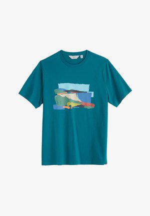 Türkisfarbiges Baumwoll-T-Shirt mit kurzen Ärmeln, das auf der Vorderseite ein mehrfarbiges abstraktes Design aus rechteckigen Formen und Pinselstrichen zeigt.