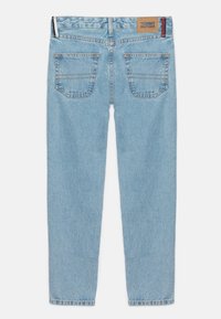 Vaqueros de mezclilla azul claro con corte recto, dos bolsillos traseros y una etiqueta de cuero marrón. Presentan detalles sutiles de costura y un acabado limpio.