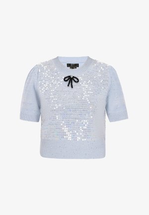 Svetlo modra pletena kratka majica s kratkimi rokavi, ki ima po sprednji strani okrasne bleščice in črn lok kot detajl na izrezu. Teksturiran rebrast rob.