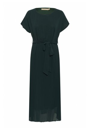 Tmavozelené plisované šaty s krátkymi rukávmi, okrúhlym výstrihom a opaskom na zaviazanie v páse. Vyrobené z ľahkej látky, siahajú pod kolená.