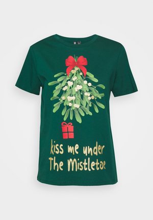 Zielona koszulka z krótkim rękawem z grafiką jemioły i czerwonej kokardy, czerwona pudełko prezentowe i złoty tekst "kiss me under The Mistletoe."