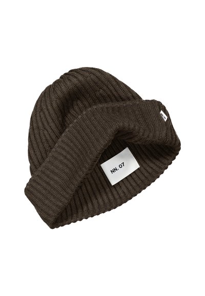 Mørkebrun ribbet strikhue med foldet manchet, der har et hvidt rektangulært mærke med teksten "NN. 07".
