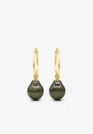 Goldene Creolen-Ohrringe mit großen, dunkelgrünen Barockperlen-Tropfen, polierte Oberfläche, isoliert auf weißem Hintergrund.