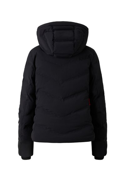 Schwarze Pufferjacke mit einem Chevron-gesteppten Design, einer Kapuze, elastischen Bündchen und einem kleinen roten Etikett auf der linken Seite.