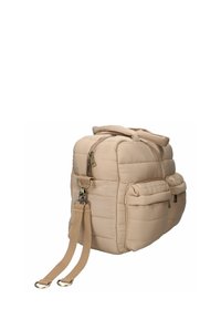 Beige vadderad ryggsäck med två framfickor, ett handtag på toppen och justerbar axelrem. Dragkedjestängning med detaljer i guldton.