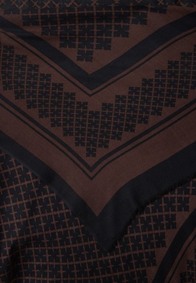 Tissu brun foncé avec des motifs croisés géométriques noirs disposés en bandes en forme de V et un détail de bord frangé.