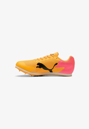 Sportliche Schuhe mit einem leuchtend orangefarbenen Obermaterial mit strukturierter Oberfläche, schwarzem Logo und pinkem Fersenakzent. Spikesohle für verbesserten Halt.