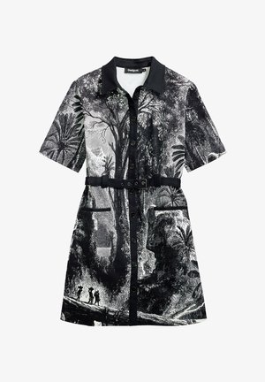 Kurzarmkleid in Schwarz und Weiß mit einem detaillierten Waldmotiv, kragenlosem Ausschnitt, Frontknöpfen und einem passenden Gürtel.