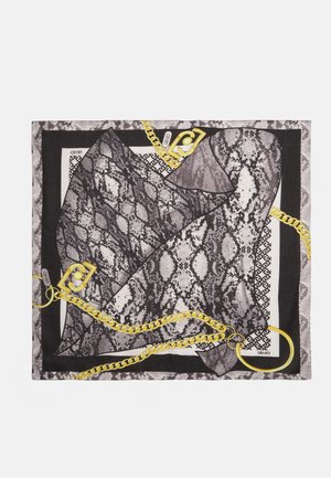 Pañuelo de seda en blanco y negro con un diseño de estampado de serpiente, bordeado con un patrón geométrico y adornado con acentos de cadena amarilla.