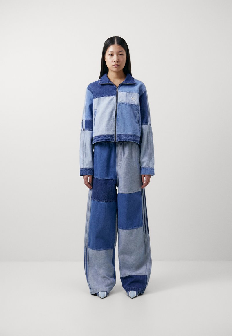 adidas Originals - KSENIA SCHNAIDER PW TRACK - Jeansjacka - light denim, Förstora