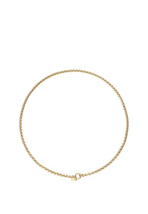 Collana a catena in oro con design intrecciato e chiusura a molla rotonda su sfondo bianco.