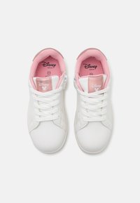 Vita syntetiska sneakers med rosa accenter, texturerade skosnören och en logopatch med Musse Pigg på tungen. Mjuk innersula.