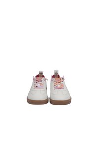 Des chaussures de sport blanches avec une tige en synthétique lisse, des lacets contrastants roses et lavande, et une semelle en caoutchouc brun. Design minimaliste avec des coutures basiques.