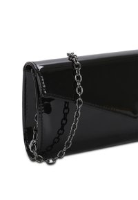 Pochette en cuir verni noir avec une bandoulière chaîne, dotée d'un design structuré et d'une finition brillante et lisse. Agrémentée d'un rabat plié.