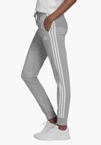 adidas Sportswear Spodnji deli trenirk - medium grey heather/white