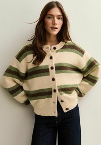 Gestreifter Cardigan in Creme, Grün und Braun; verfügt �über einen Rundhalsausschnitt, eine Knopfleiste und ein weiches, strukturiertes Strickmaterial.