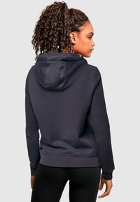 Mørkegrå hætte sweatshirt med en kengurulomme, ribbede manchetter og talje, som har en blød tekstur og en afslappet pasform.
