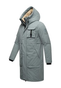 Szürke, szigetelt parka magas gallérral, bundás béléssel, több külső zsebből és cipzáras záródásból áll. Jellemzője az elasztikus mandzsetta és a márkázási részlet.