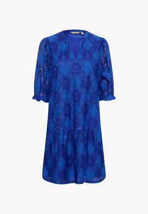 Sininen pitsimekko, jossa on lyhyet puffihihat, V-mallinen kaulus ja kukkakuvioita ympäriinsä. Mekossa on kerroksellinen helma ja rento mitoitus.