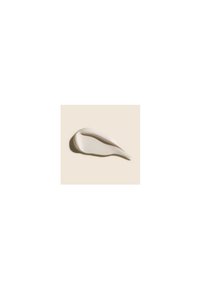 Crema blanca y suave con una textura lisa y brillante, modelada en una curva suave, colocada sobre un fondo beige claro.
